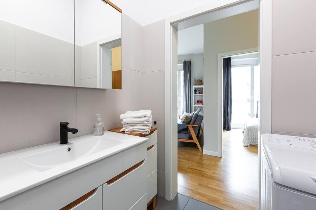 Bright And Cozy Near Park, With A Huge Terrace. Warszawa