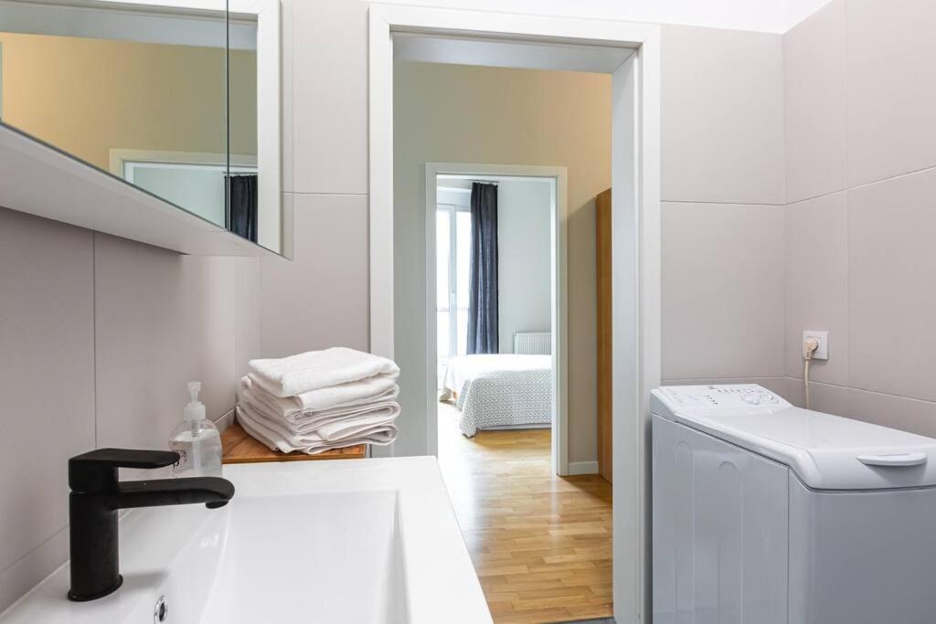 Bright And Cozy Near Park, With A Huge Terrace. Warszawa