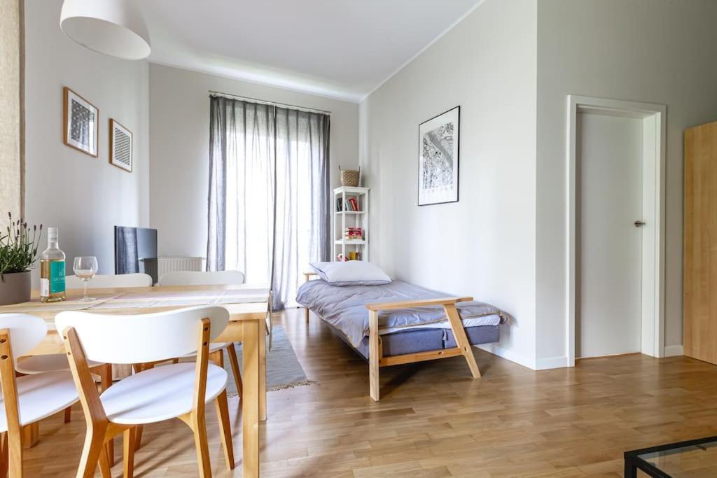 Bright And Cozy Near Park, With A Huge Terrace. Lägenhet *